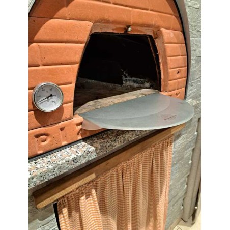 Akcesorium zwiększające przestrzeń do zarządzania pizzą poza piecem.
