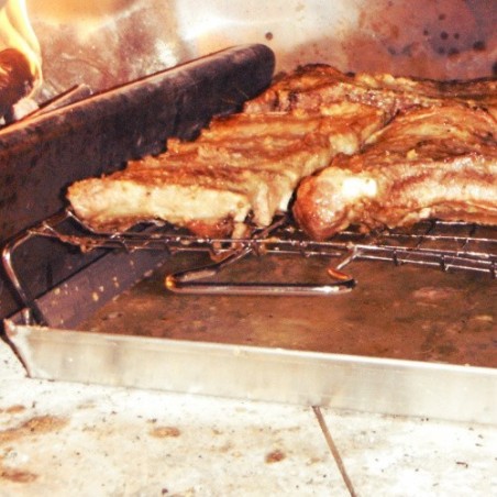 Ensemble de barbecue plat avec casseroles agneaux comment faire du barbecue à la maison